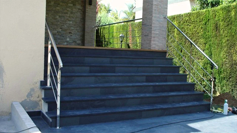 Pasamanos de acero inoxidable a ambos lados de una escalera exterior