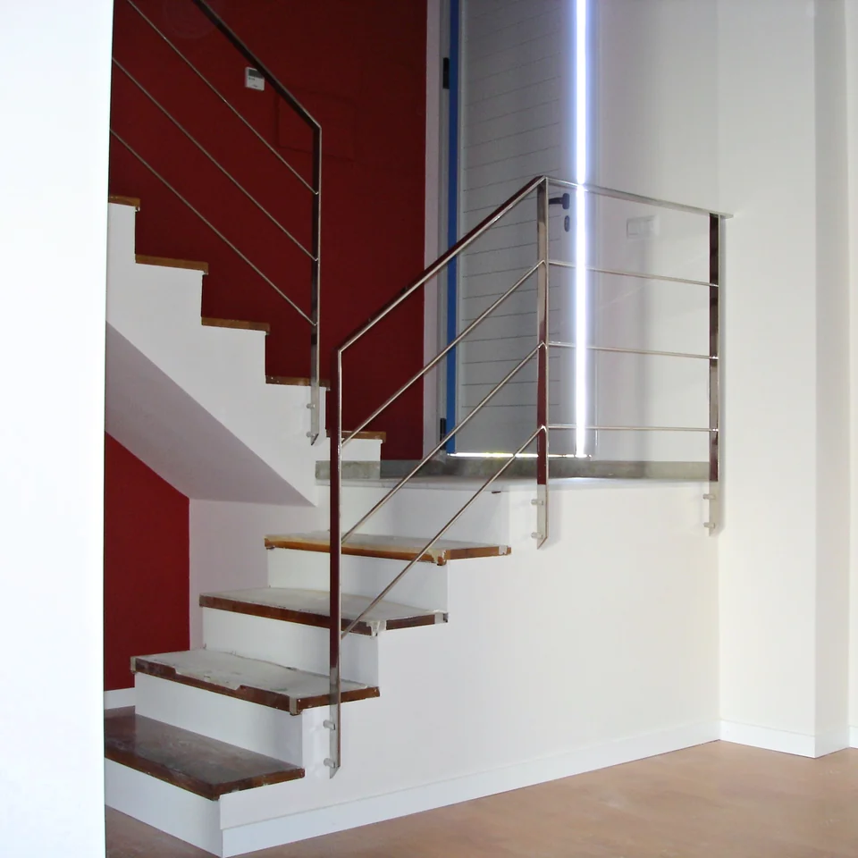 Barandilla de acero inoxidable en una escalera interior