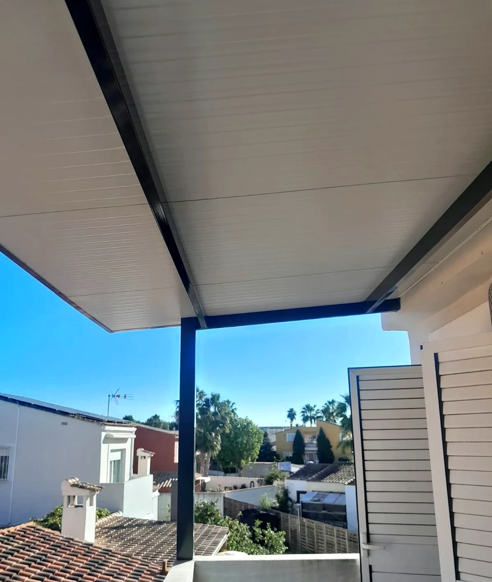 Cubierta de terraza apoyada en vigas y pilar metálicos