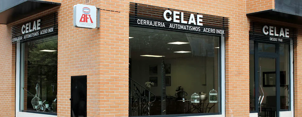 Fachada y rótulo de la tienda CELAE en La Eliana